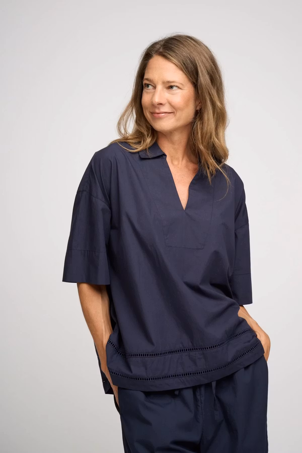 Brightly shirt, en skjorta med v-ringning och trekvartsärm i mörkt midnattsblått, från Moshi Moshi Mind, i organic cotton.