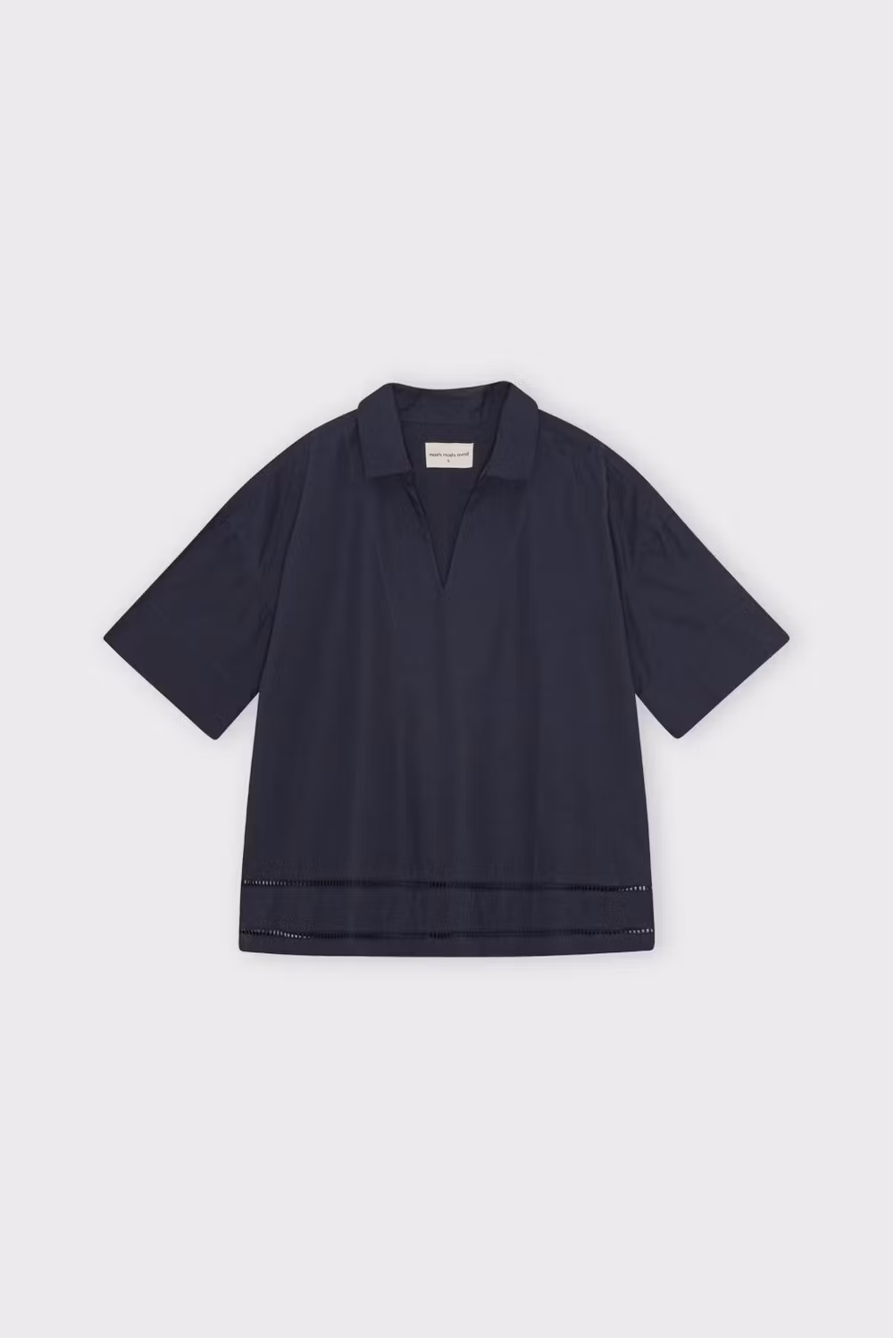 Brightly shirt, en skjorta med v-ringning och trekvartsärm i mörkt midnattsblått, från Moshi Moshi Mind, i organic cotton.