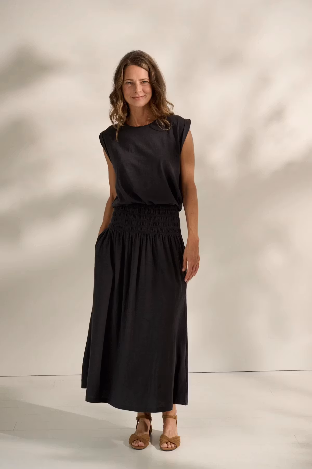 Emely skirt, kjol i bomullsjersey med smock i midjan, vadlång modell från Moshi Moshi Mind.