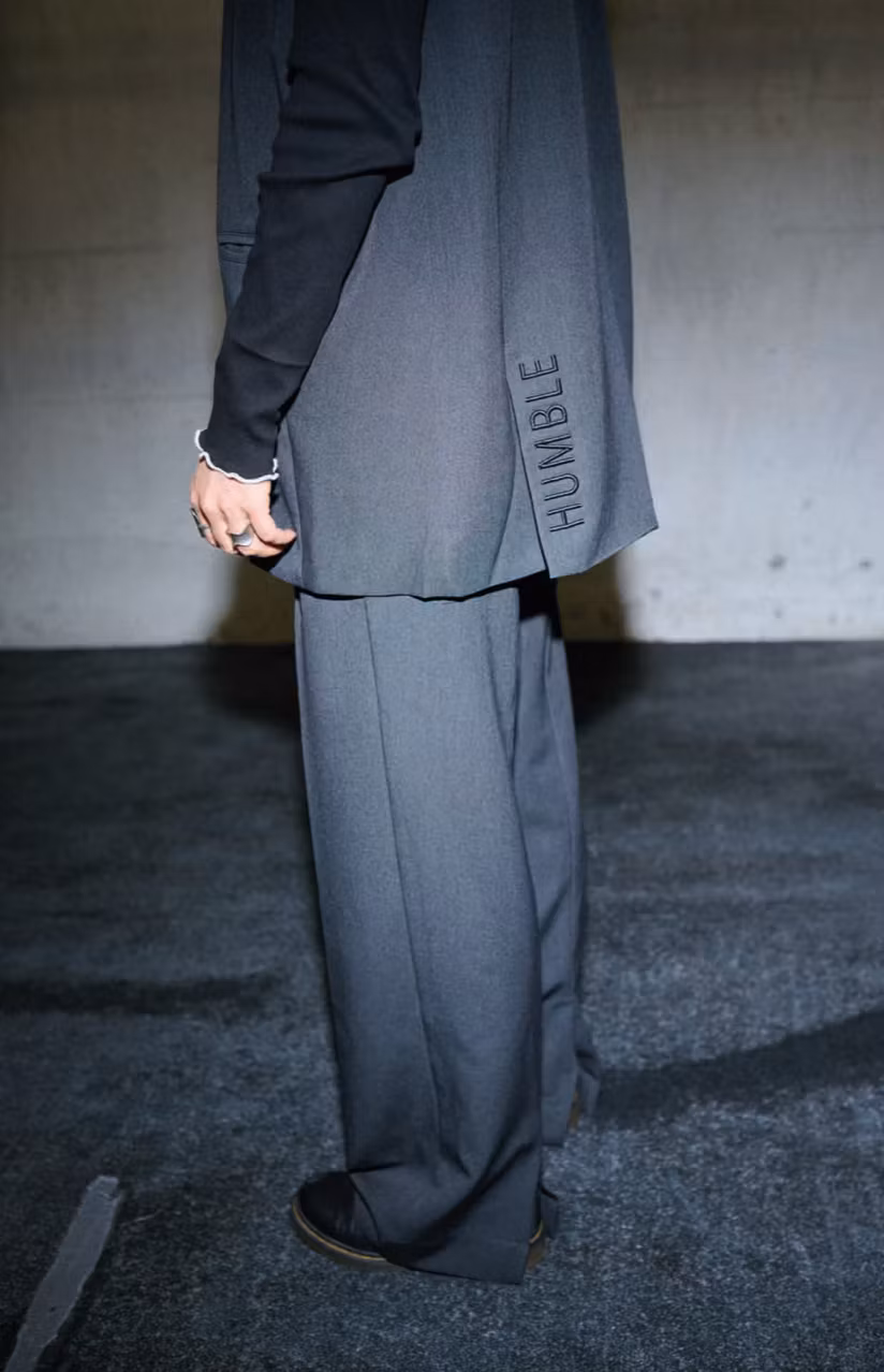 Lindsey pants är en vid kostymbyxa med stora fickor och sprund nedtill, från Humble by Sofie.