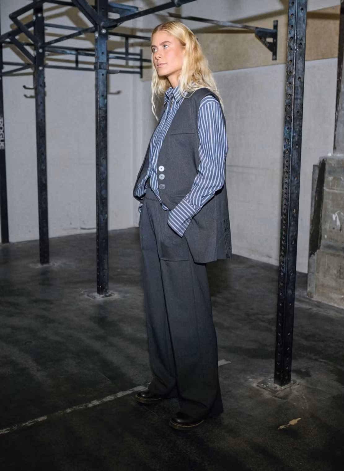 Lindsey pants är en vid kostymbyxa med stora fickor och sprund nedtill, från Humble by Sofie.