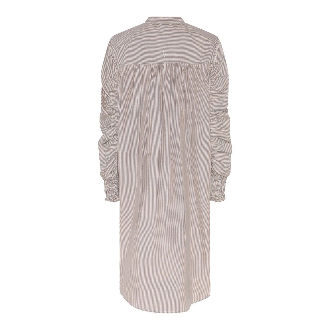 Lavina Dress, en smalrandig skjortklänning med puffig ärm, från Humble by Sofie.
