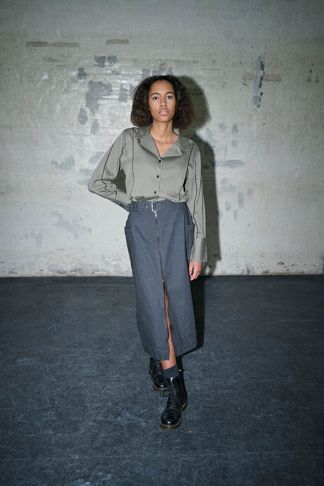 Luz skirt, en rak kjol med sidfickor och blixtlås framtill, samt bälte. Humble by sofie.