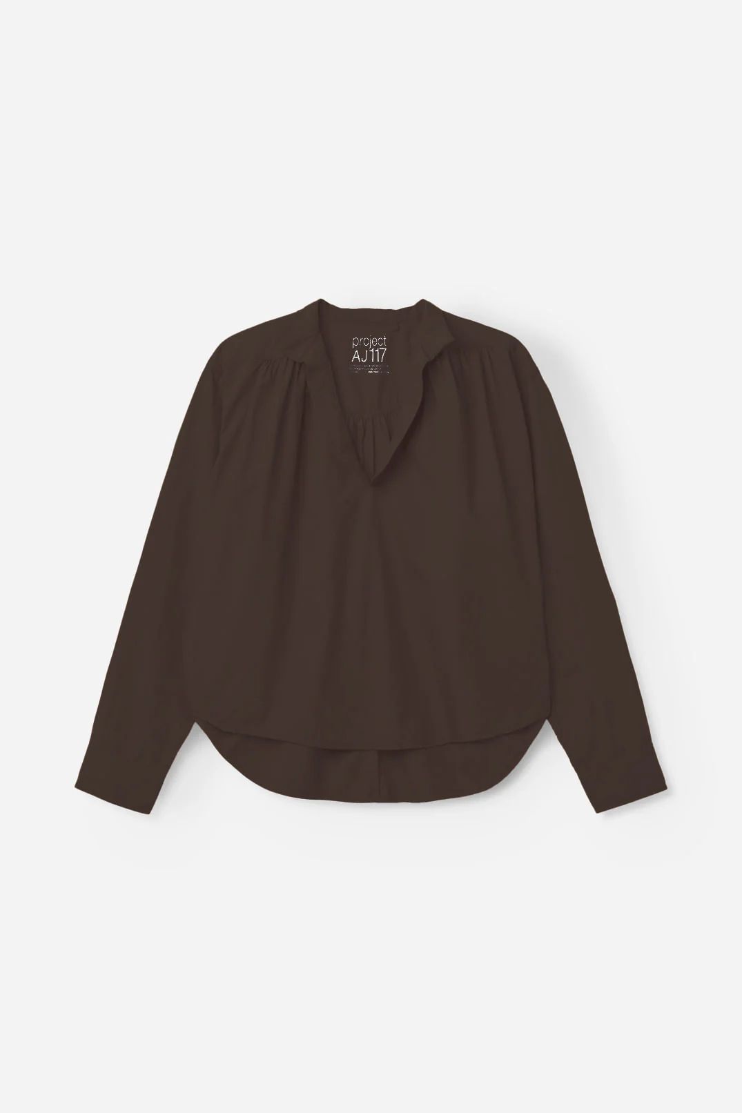 Helen Shirt är en fin skjorta med lös, vid krage och rynkor i ryggen, från Project AJ117.