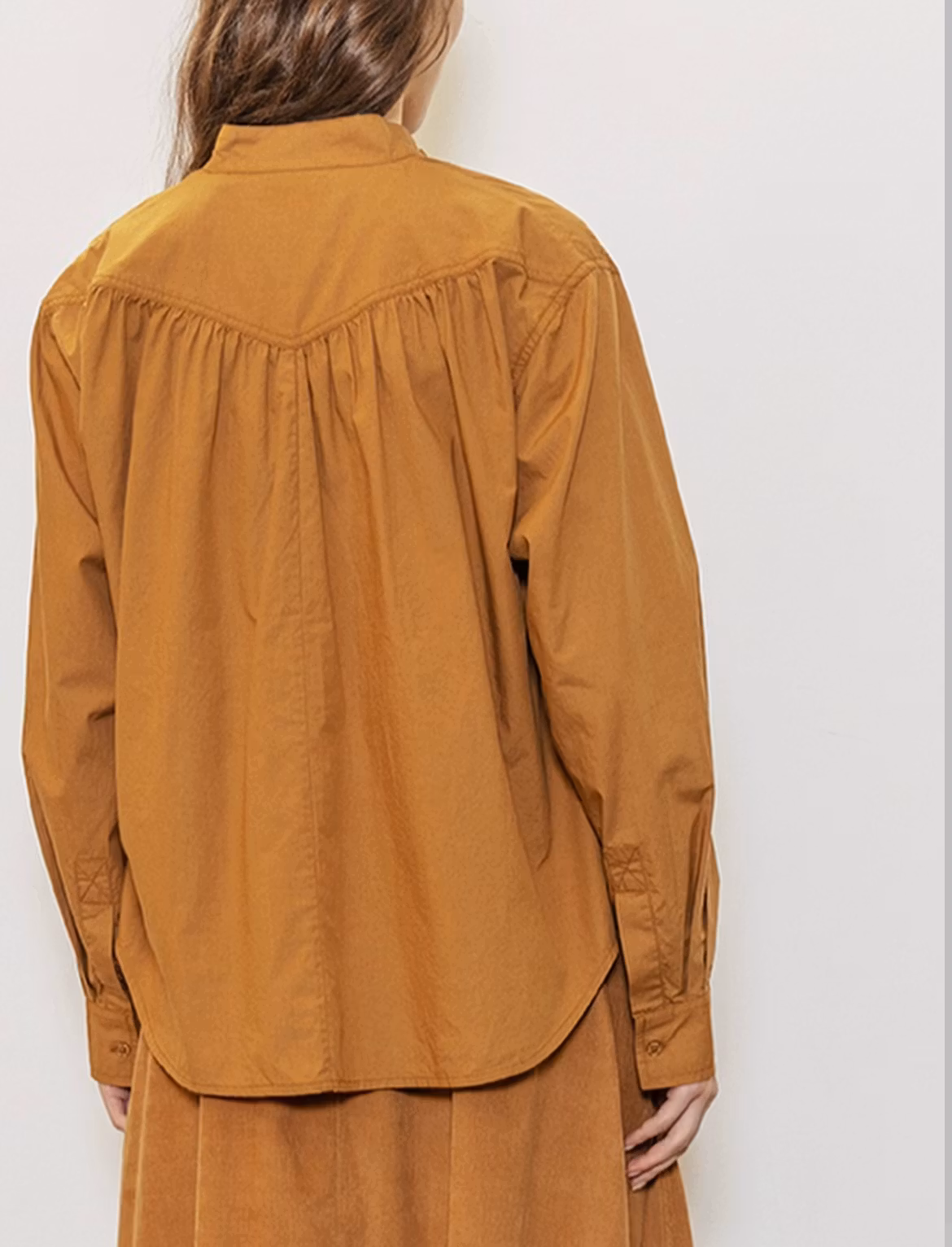 Helen Shirt är en fin skjorta med lös, vid krage och rynkor i ryggen, från Project AJ117.