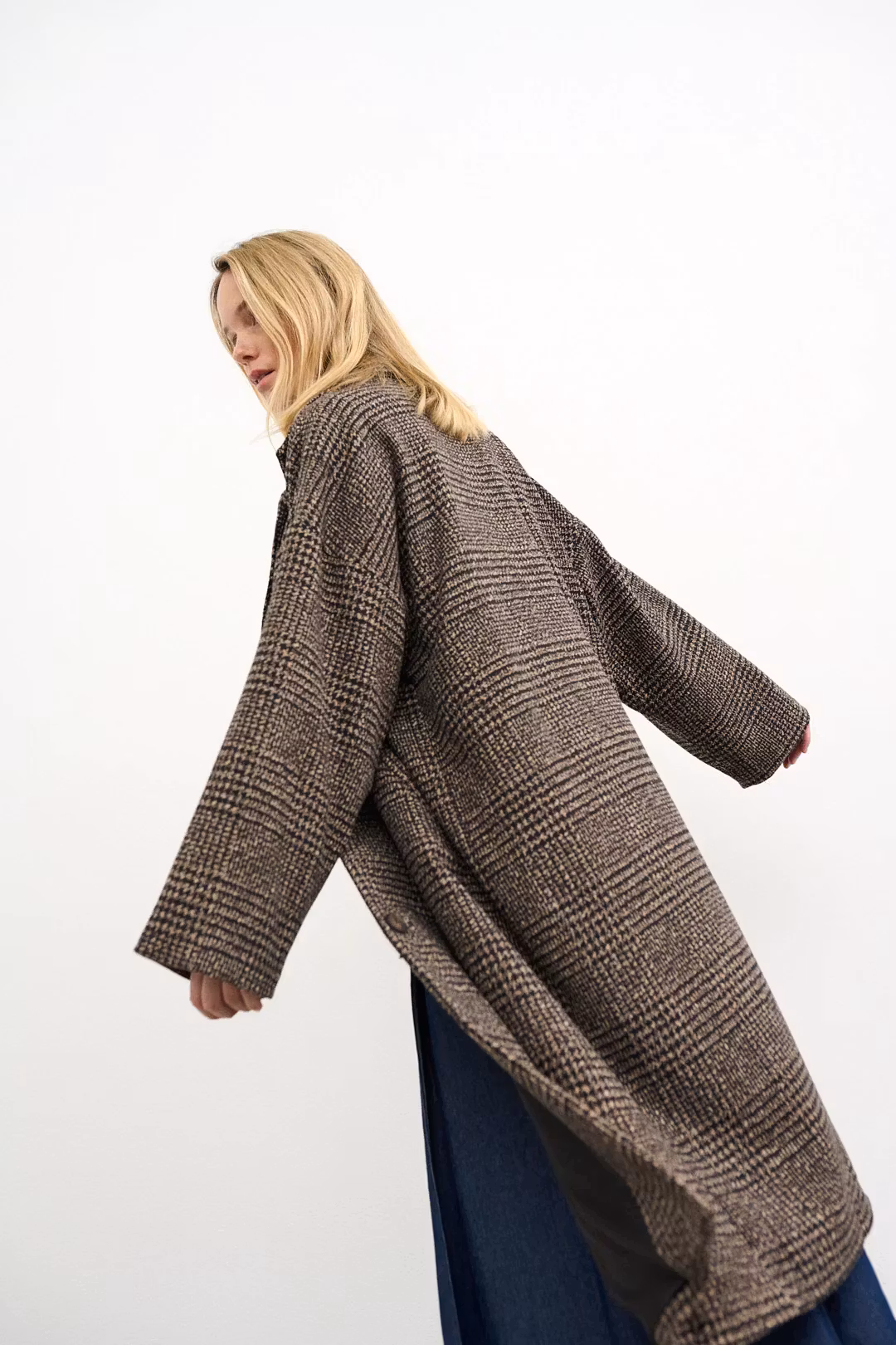 Harriet Coat en avslappnad kappa i rymlig luftig modell, i lite vintagestil, från Agenda with passion.
