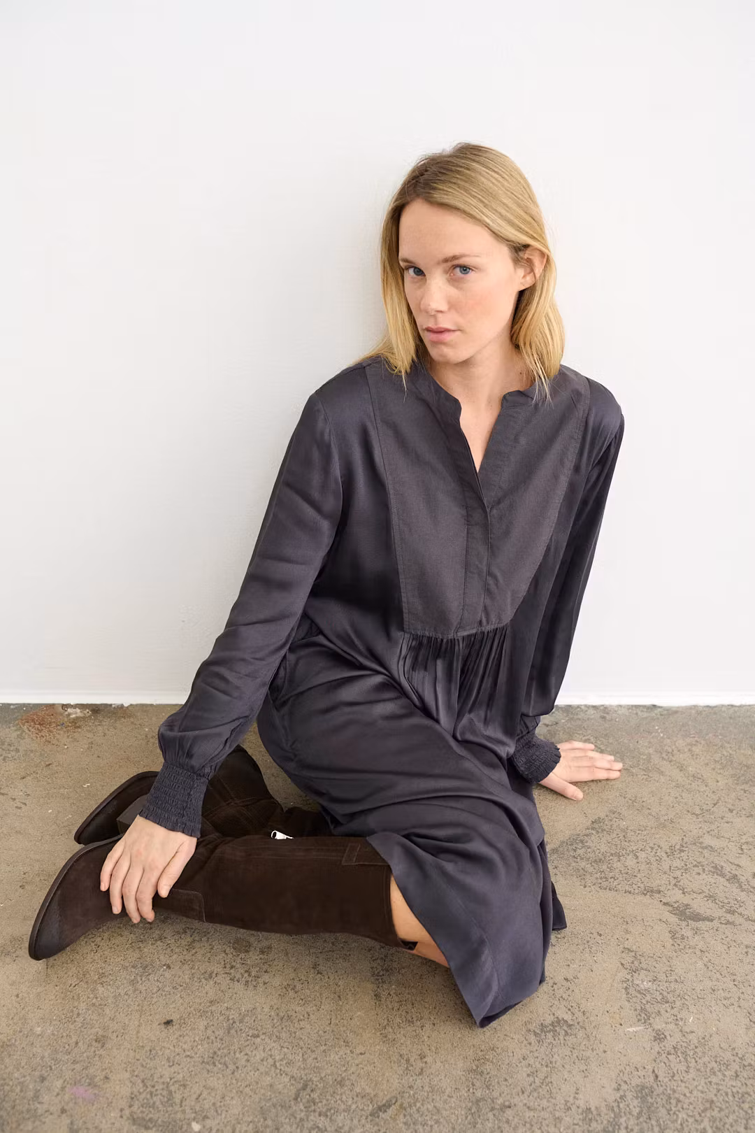 Hella Dress är en klänning med lång ärm och fint ok fram, mjuk viscose satin modal, från Agenda with Passion.