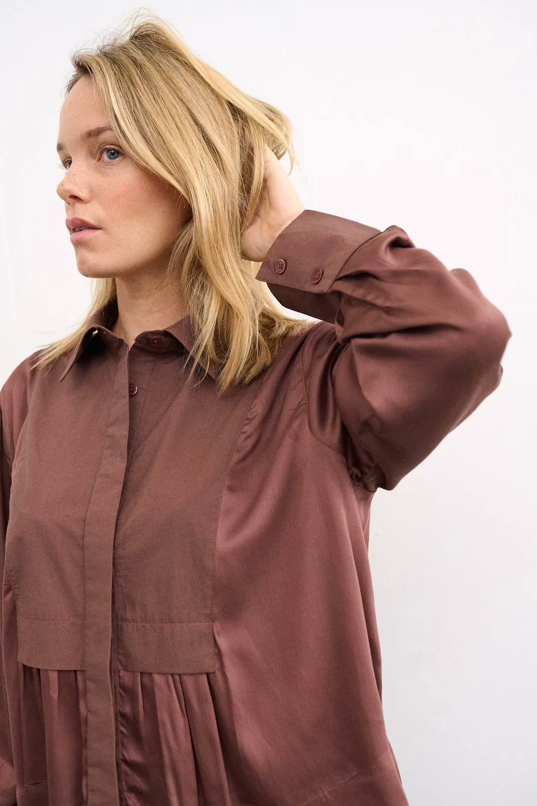 Hella shirt, mjuk skjorta i viskos satin med detaljer i bomull, från Agenda with passion.