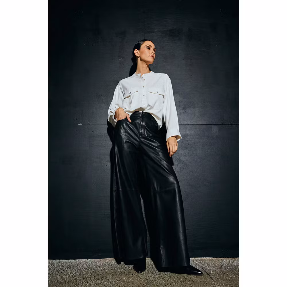 Boa leather pants, mjuk skinnbyxa med vida ben, från Depeche.