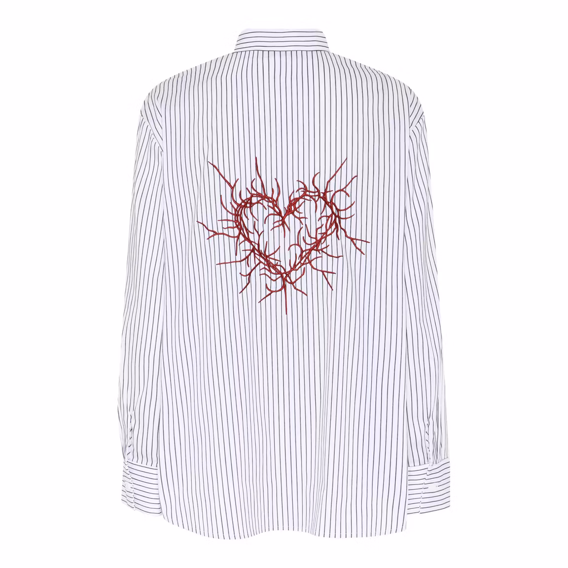 Madita Shirt, kritstrecksrandig bomullsskjorta med broderat hjärta på ryggen, från Humble by Sofie.