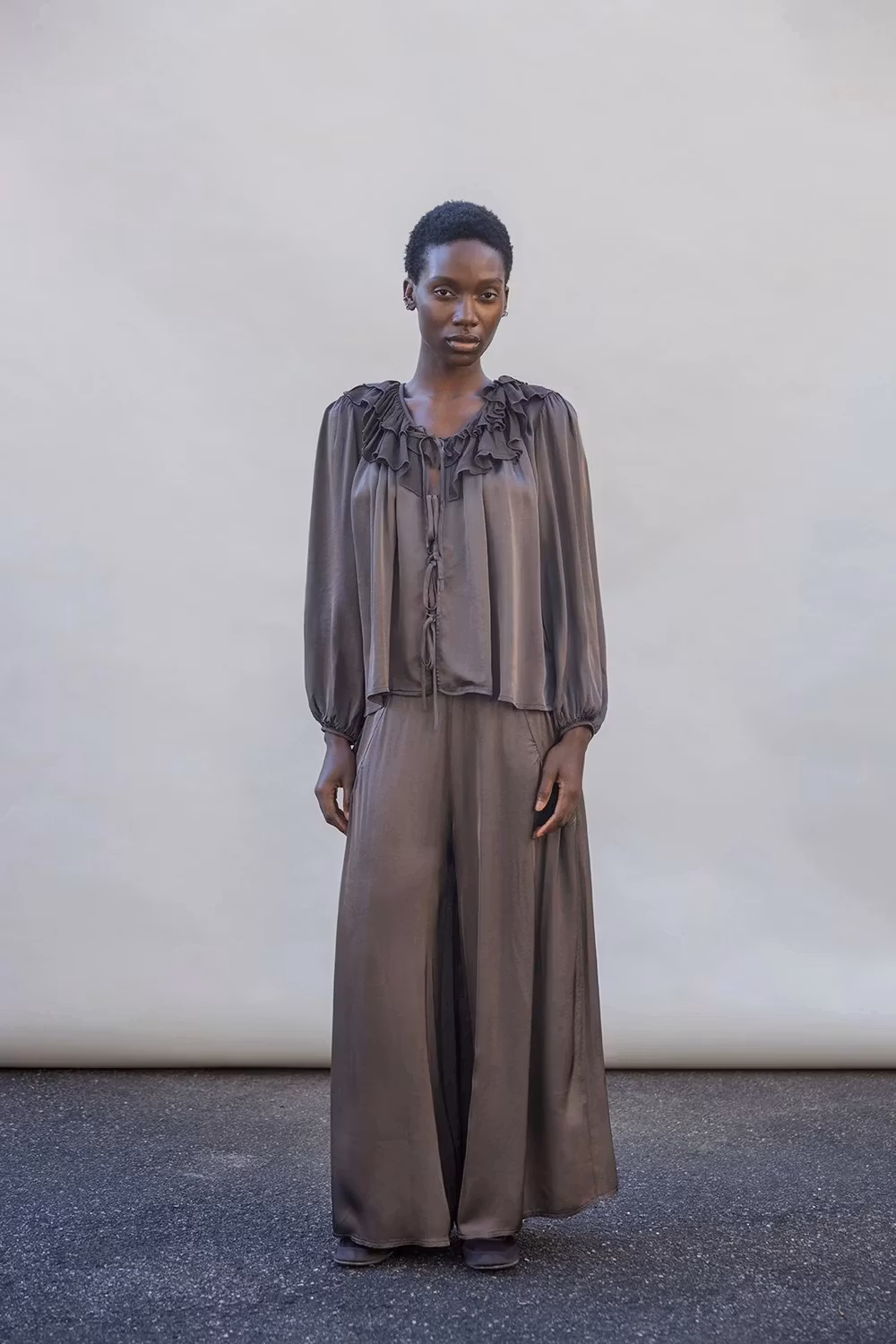 Brun vid festbyxa i slinkig viskos/silke, vida ben i ankellängd, resår baktill och slät fram, från Projct AJ117.