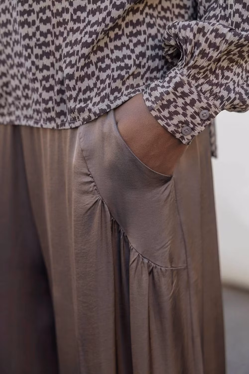 Brun vid festbyxa i slinkig viskos/silke, vida ben i ankellängd, resår baktill och slät fram, från Project AJ117.