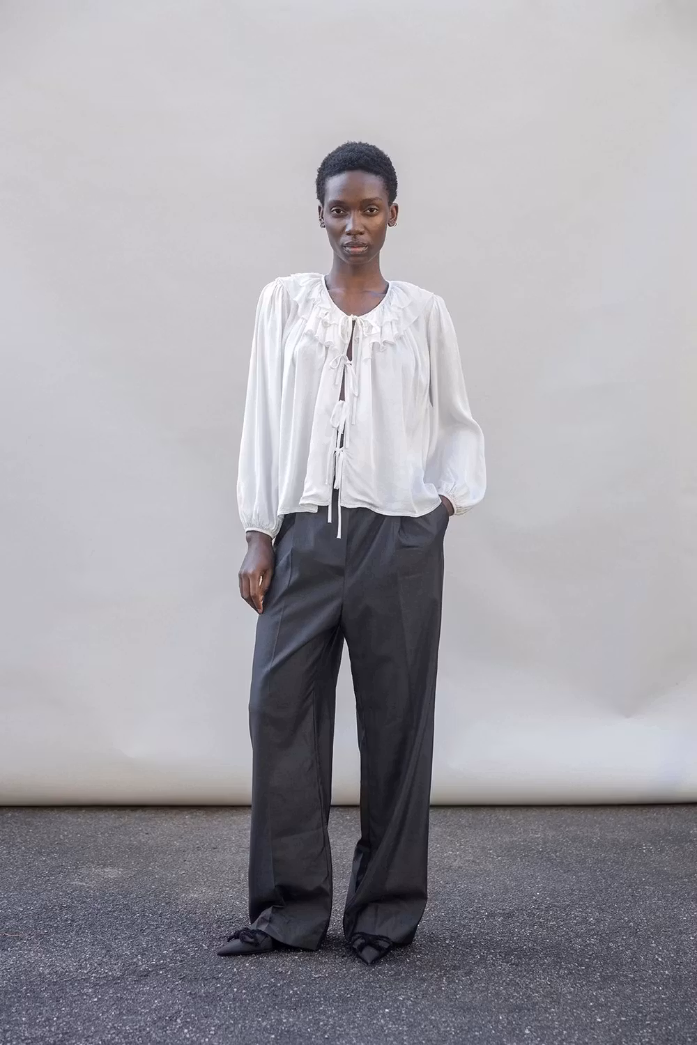 River Blouse Chalk, volangblus i viskos/silke med puffärm och knytband fram, från Project AJ117.