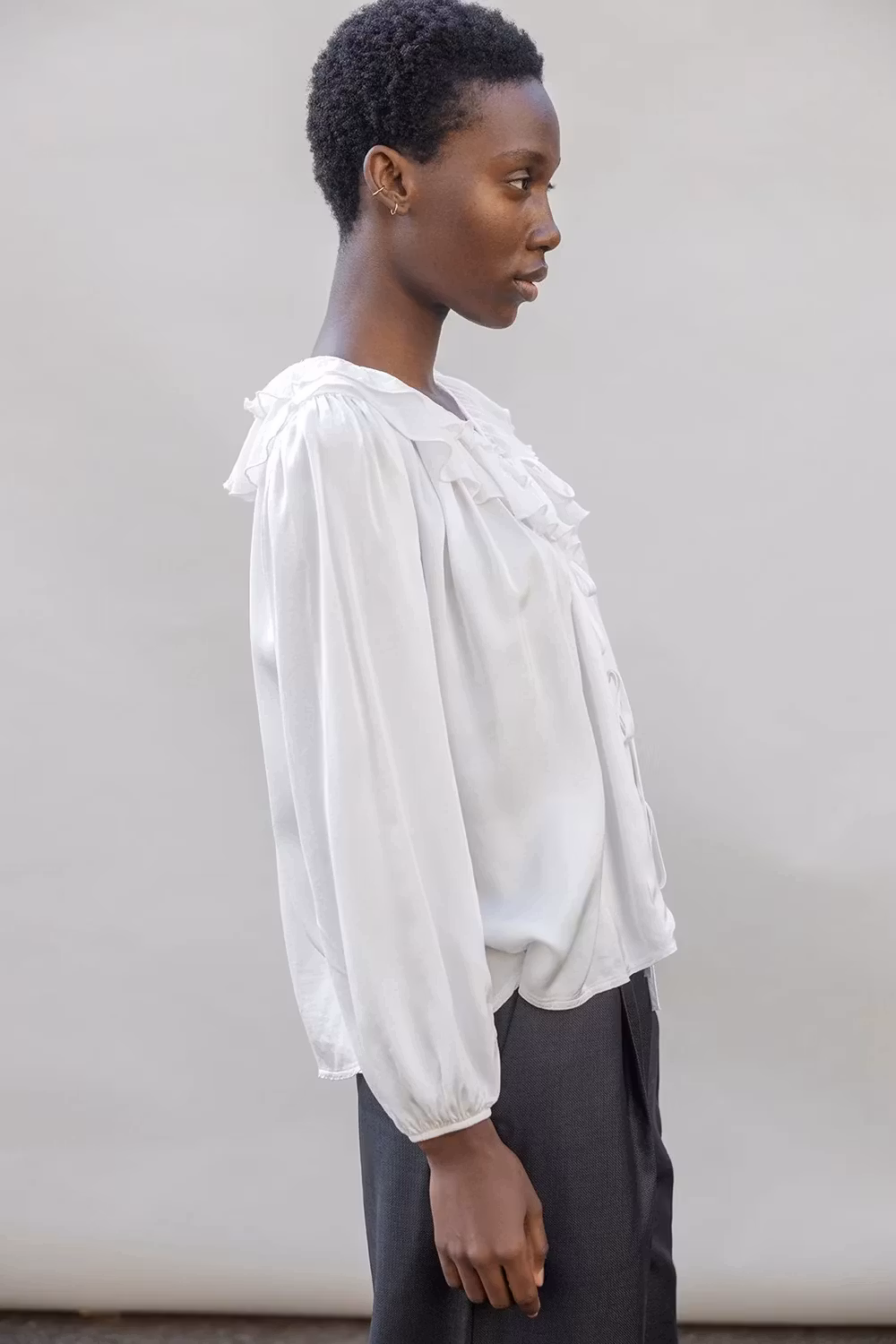 River Blouse Chalk, volangblus i viskos/silke med puffärm och knytband fram, från Project AJ117.