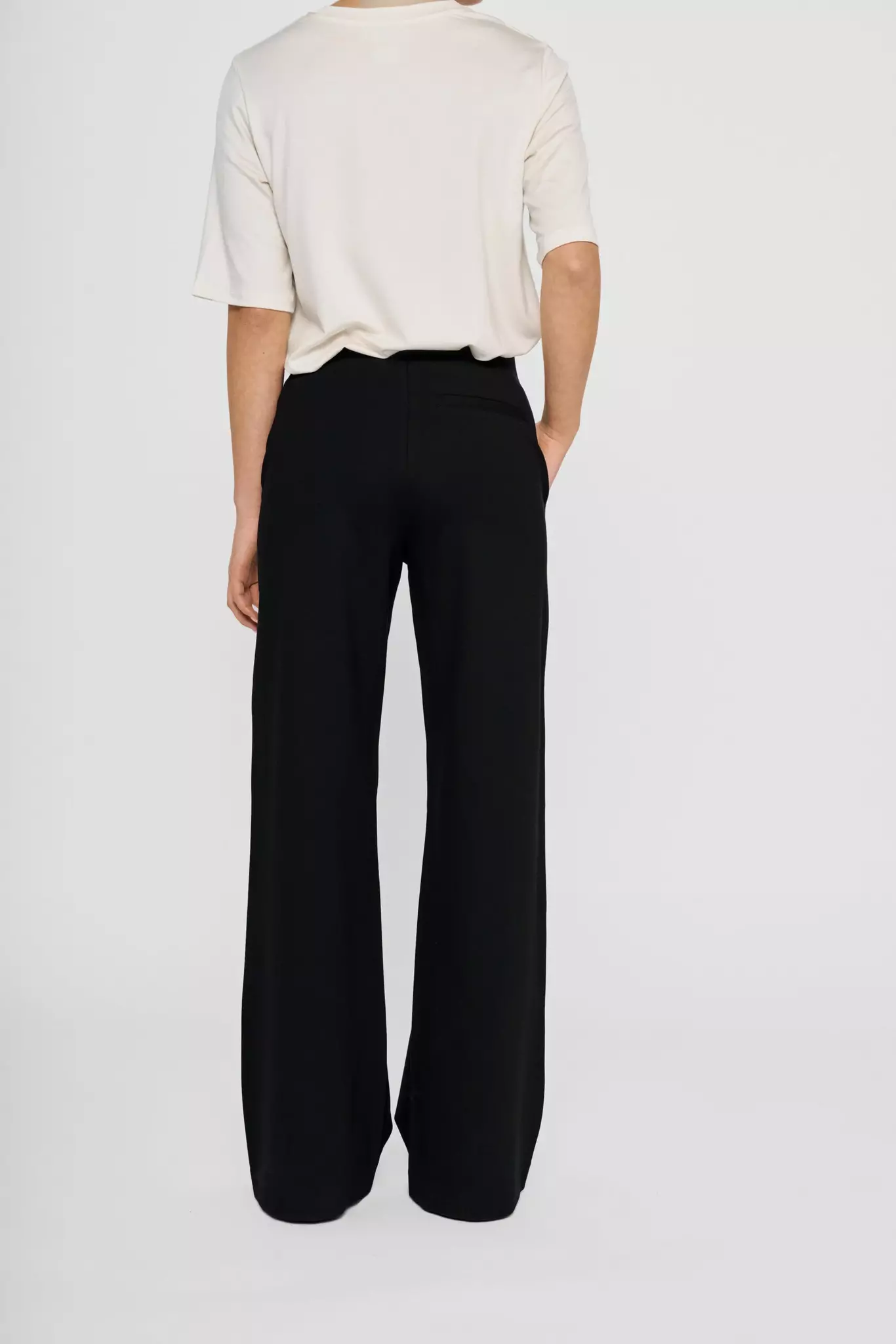 Svart byxor i viskosjersey med stretch från Residus, modellen heter Leia.