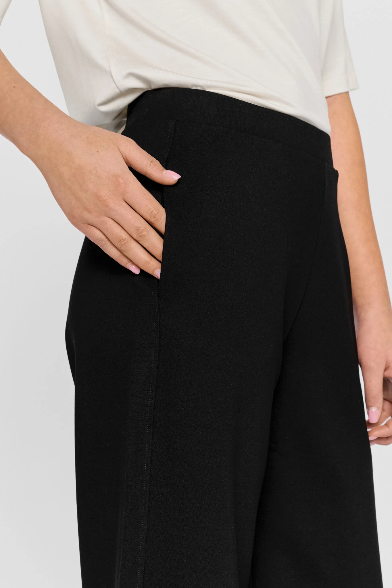 Lottie Pants en stretchig jerseybyxa med resår i midjan från Residus.