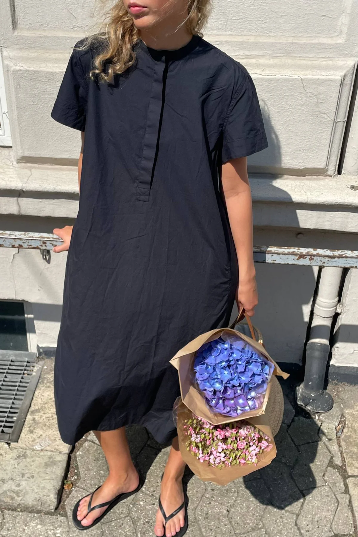 Harietta shirtdress, en skjortklänning med kort ärm och fickor i organic cotton poplin, från Project AJ117.