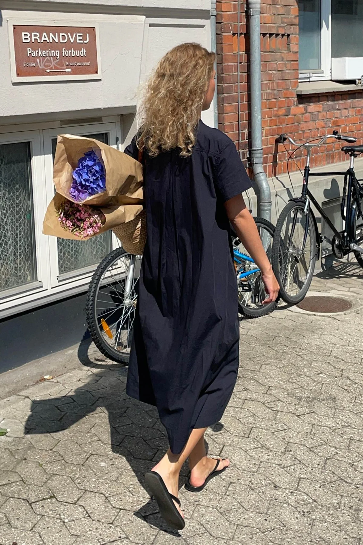 Harietta shirtdress, en skjortklänning med kort ärm och fickor i organic cotton poplin, från Project AJ117.