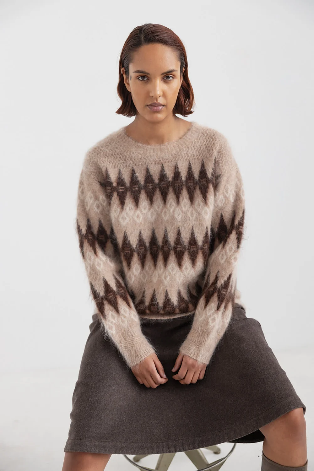 Baba Knit, camelfärgad stickad tröja i mjuk super kid mohair, med rutor i brunt, från Project AJ117.