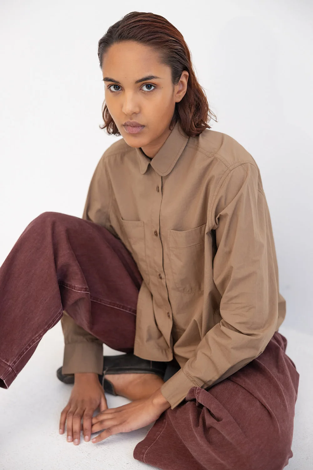 Hannie Shirt, en kort skjorta i krispig poplin, en favoritskjorta från Project AJ117, i organic cotton.