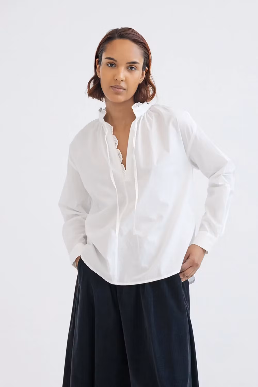 Hrima blus, en vit blus med spets upptill, i organic cotton, från Project AJ117.