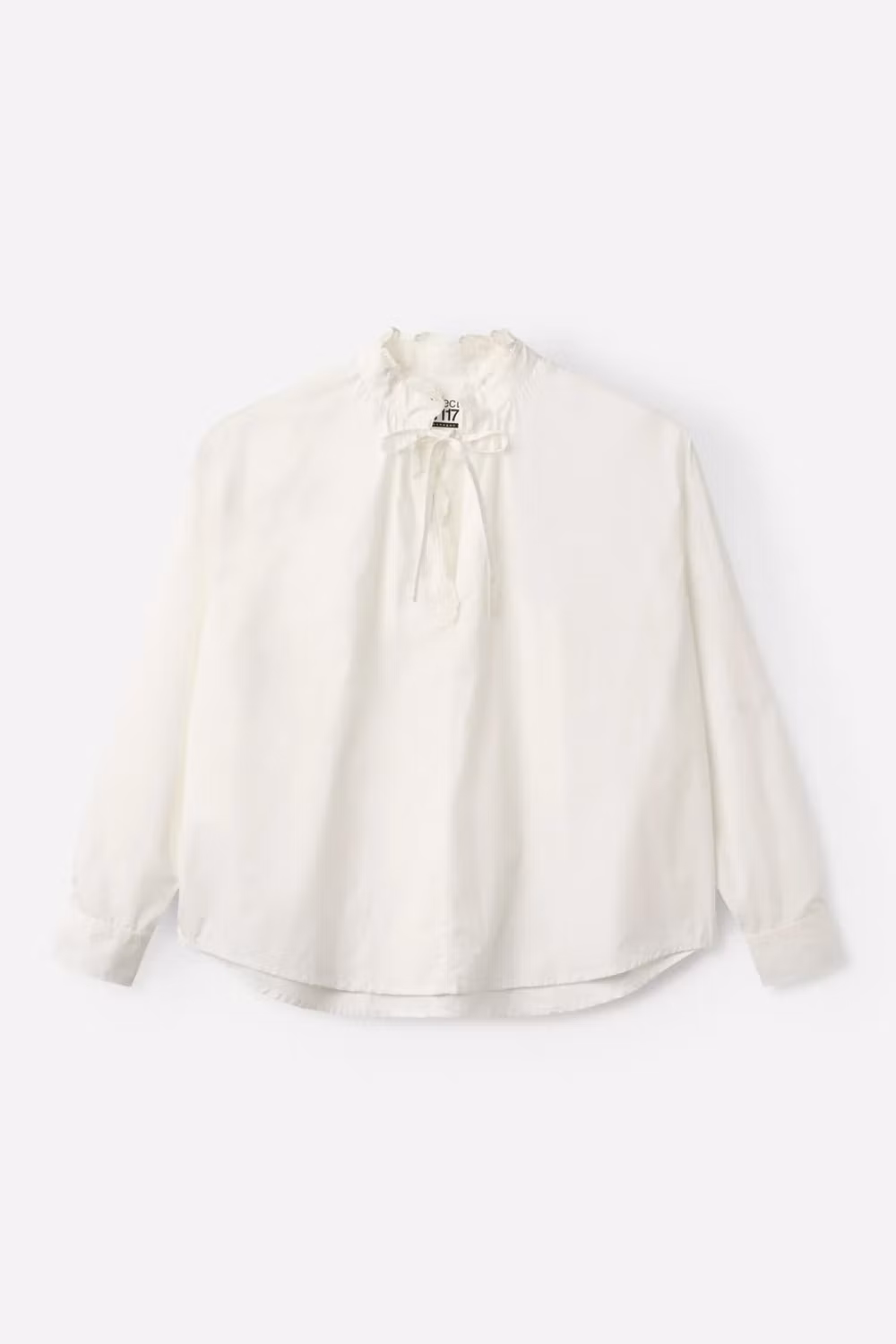 Hrima blus, en vit blus med spets upptill, i organic cotton, från Project AJ117.