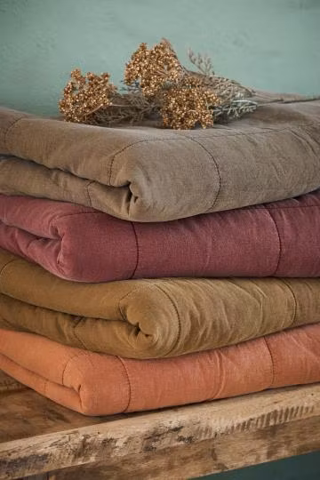 Quiltad pläd i vintage-look, tvättad bomull i flera olika färger. Från Ib Laursen.