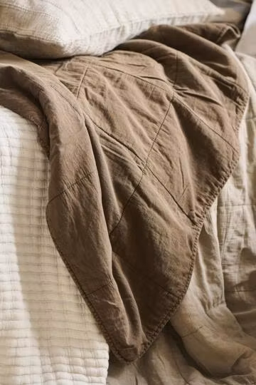 Quiltad pläd i vintage-look, tvättad bomull i flera olika färger. Från Ib Laursen.
