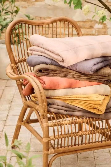 Quiltad pläd i vintage-look, tvättad bomull i flera olika färger. Från Ib Laursen.