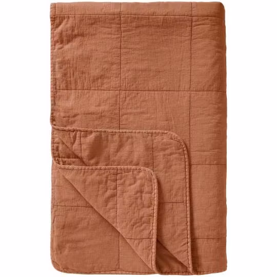 Quiltad pläd i vintage-look, tvättad bomull i flera olika färger. Från Ib Laursen.