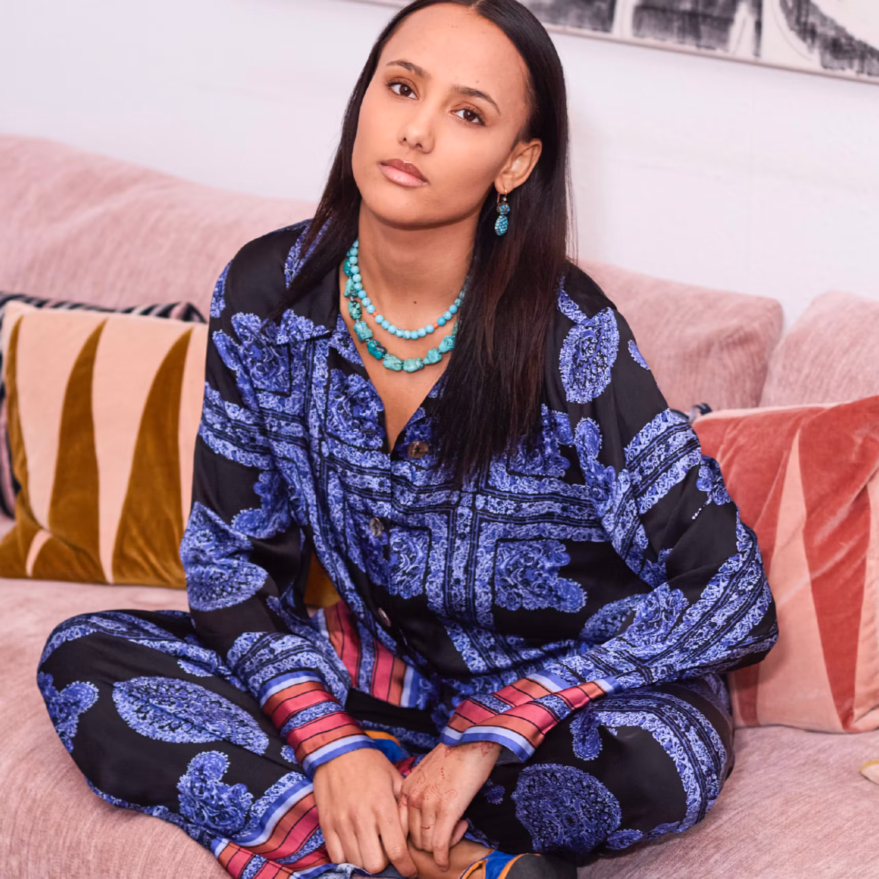 Blus i viskos med blått mönster i paisley och ränder på ärmarna. av Michala Wiesneck MW.CPH