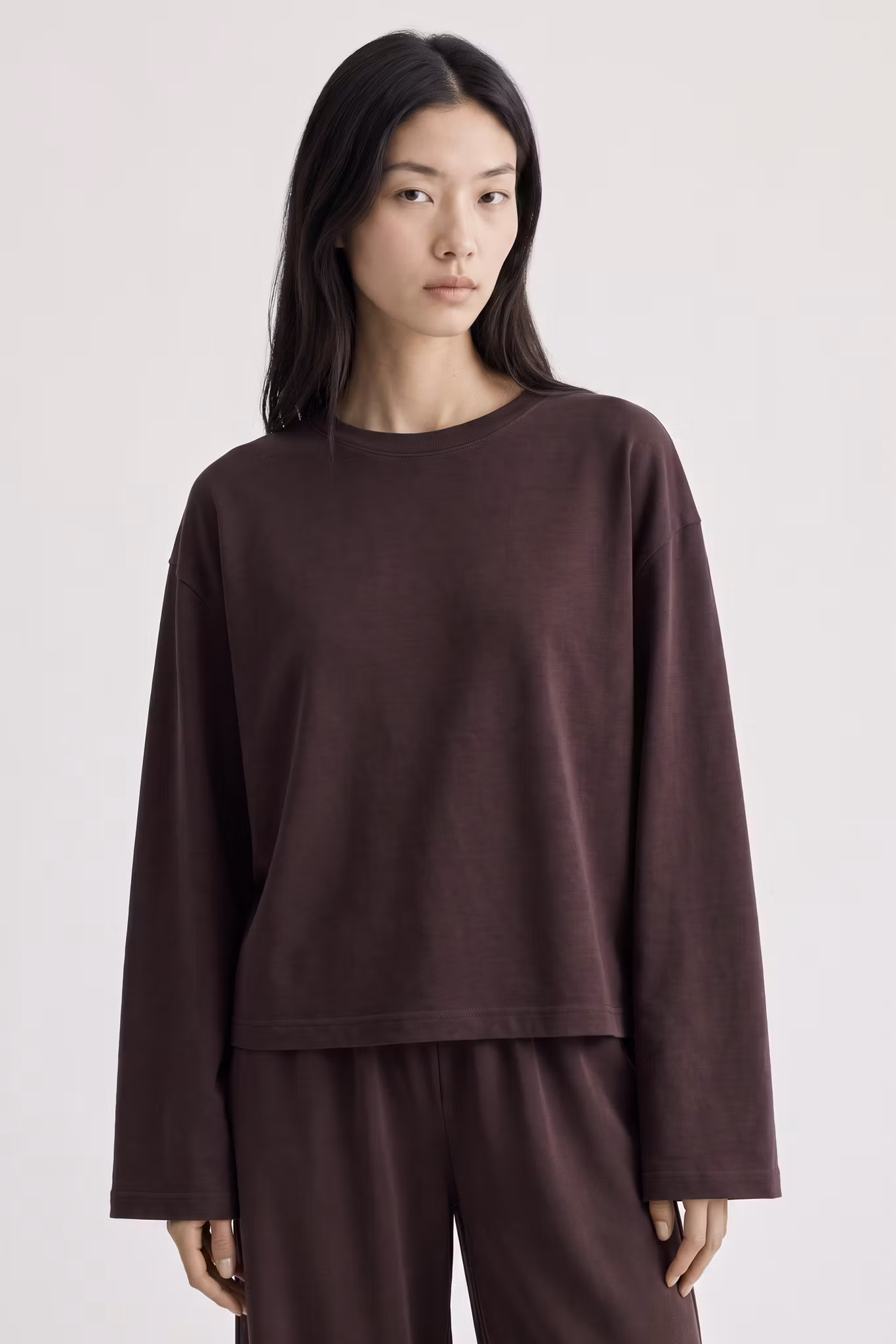 Roan top, långärmad top i bambujersey, i dark plum, från Movesgood.