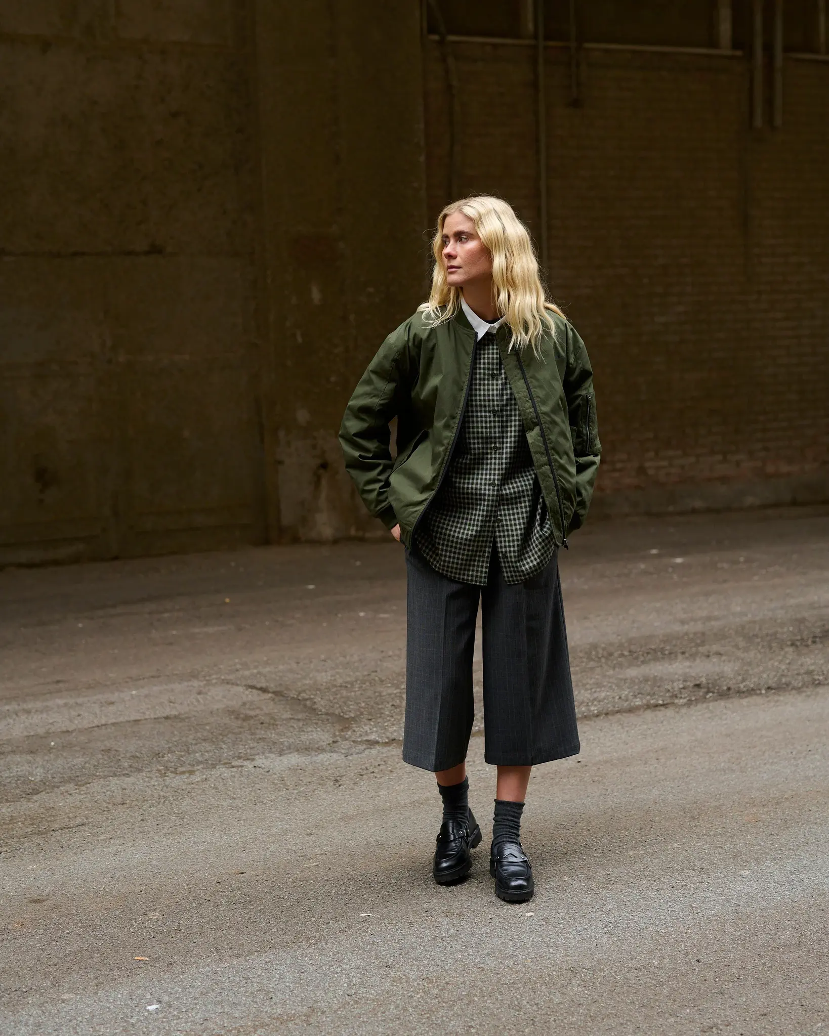Culotte byxa i grått kostymtyg, vadlång modell på byxa, från Humble by Sofie.