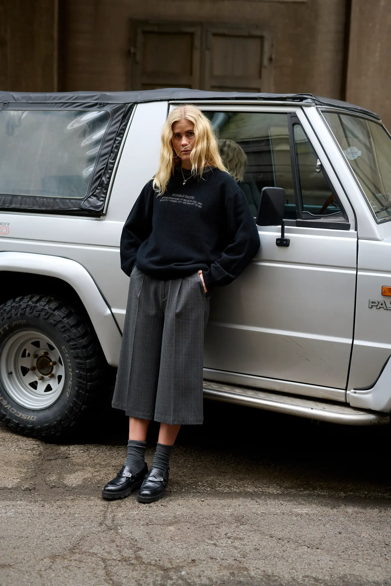 Culotte byxa i grått kostymtyg, vadlång modell på byxa, från Humble by Sofie.