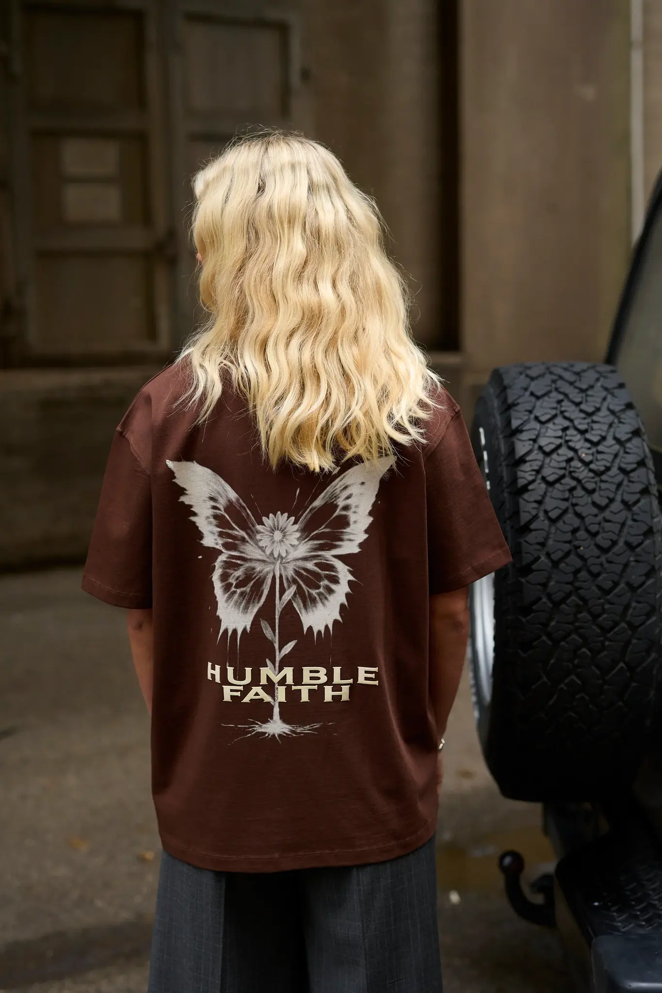 Brun t-shirt med fjäril på ryggen, av Humble by Sofie.