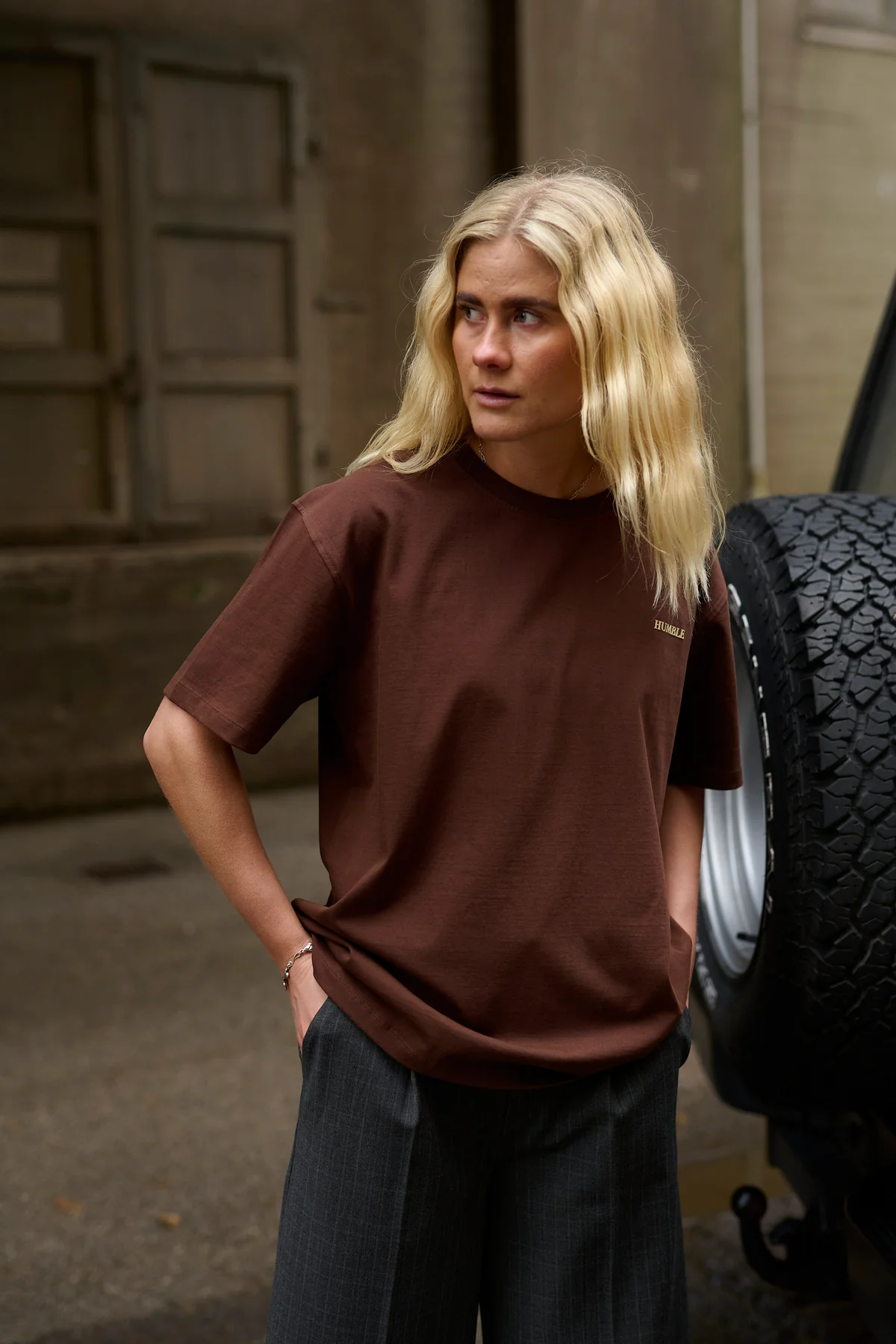 Brun t-shirt med fjäril på ryggen, av Humble by Sofie.