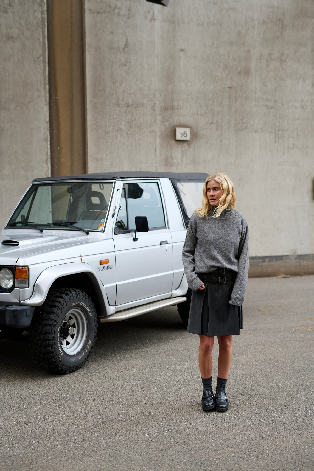 Ronja pullover, grå stickad tröja med lång ärm och skortstenskrage, från Humble by Sofie.