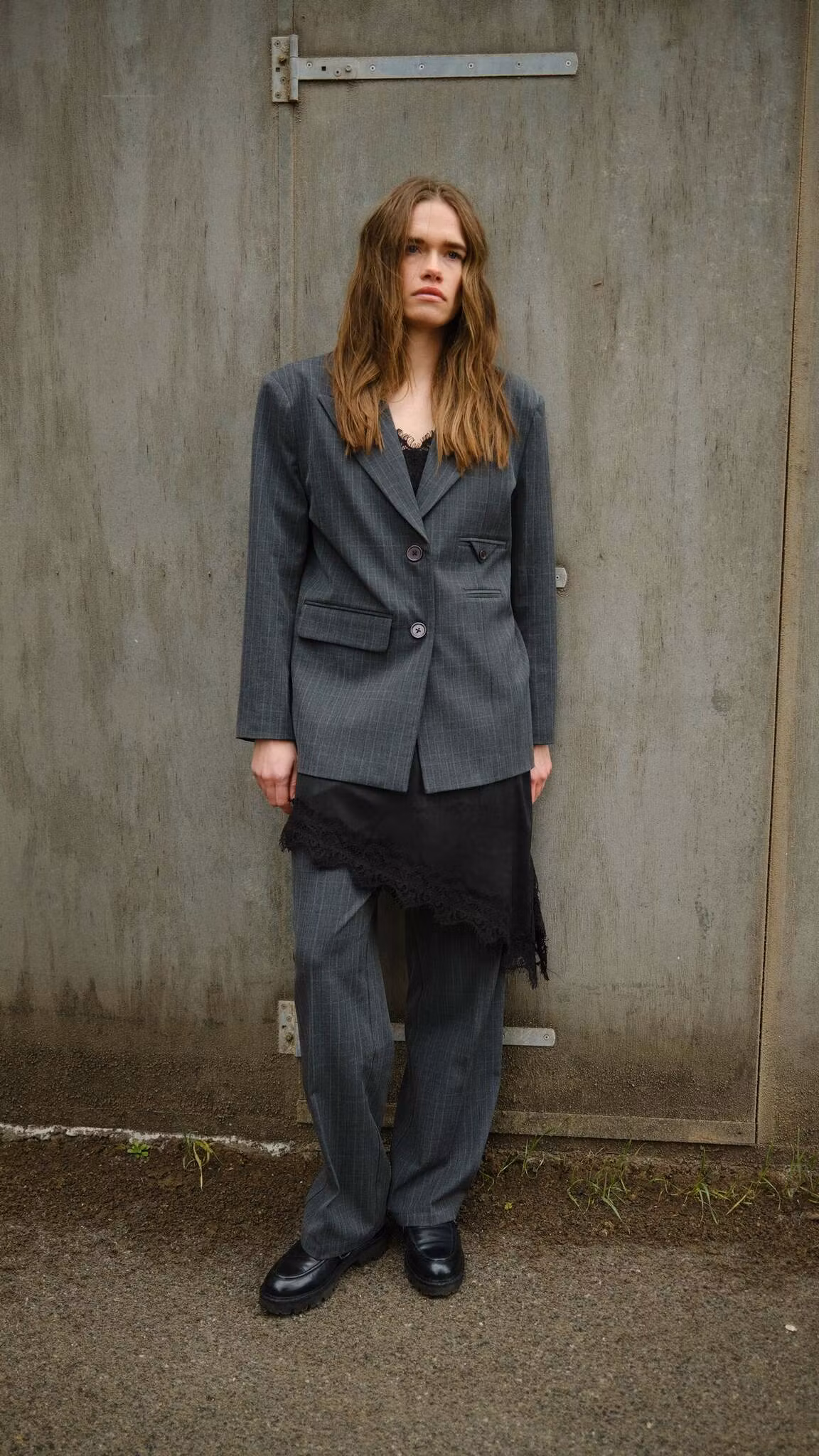 Raw pants, kostymbyxa i grått med raka ben, dragsko upptill, från Humble by Sofie.