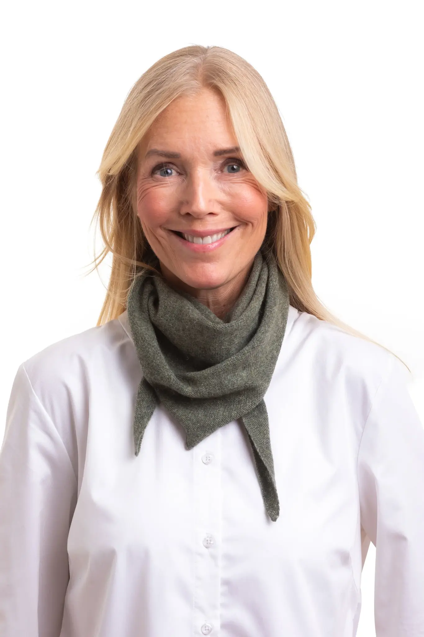 Stickad triangelscarf i cashmere från 8 design.