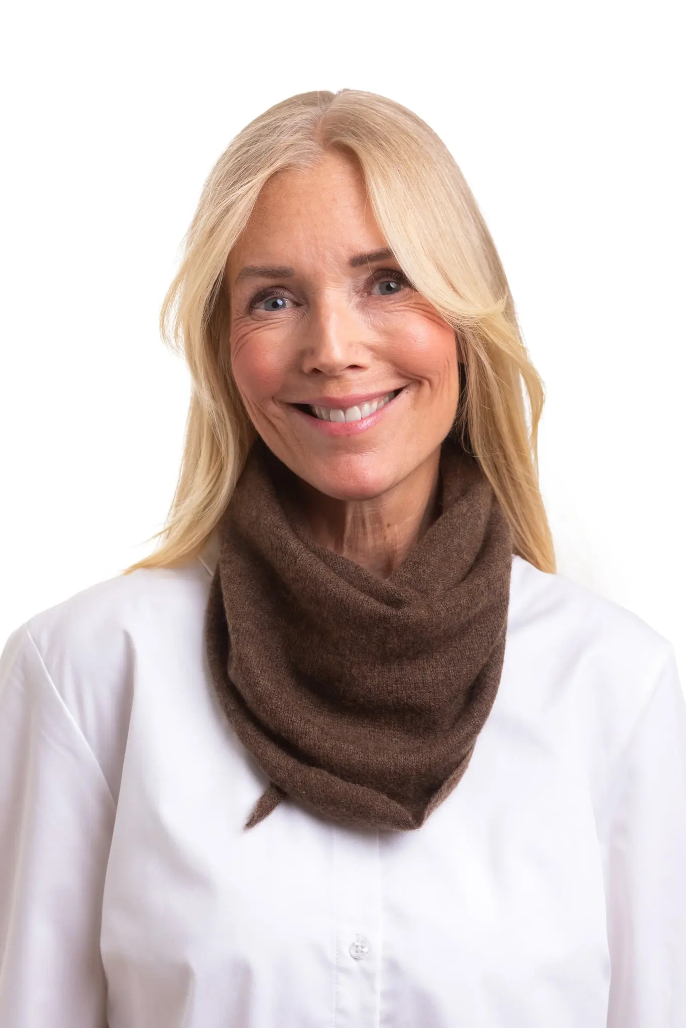Stickad triangelscarf i cashmere från 8 design.