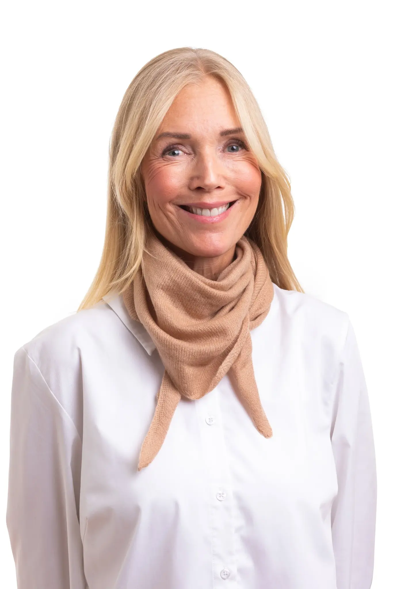Stickad triangelscarf i cashmere från 8 design.