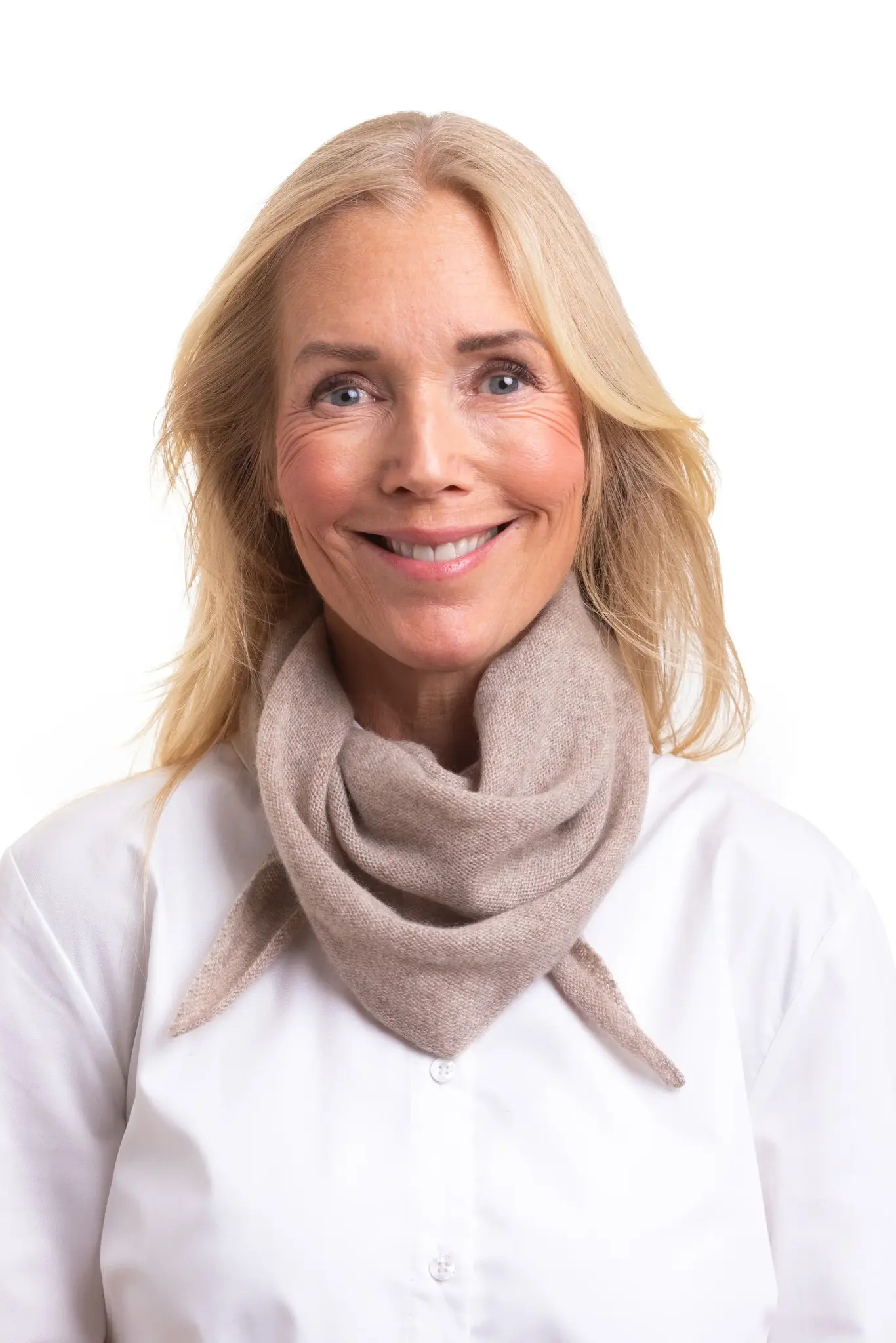 Stickad triangelscarf i cashmere från 8 design.