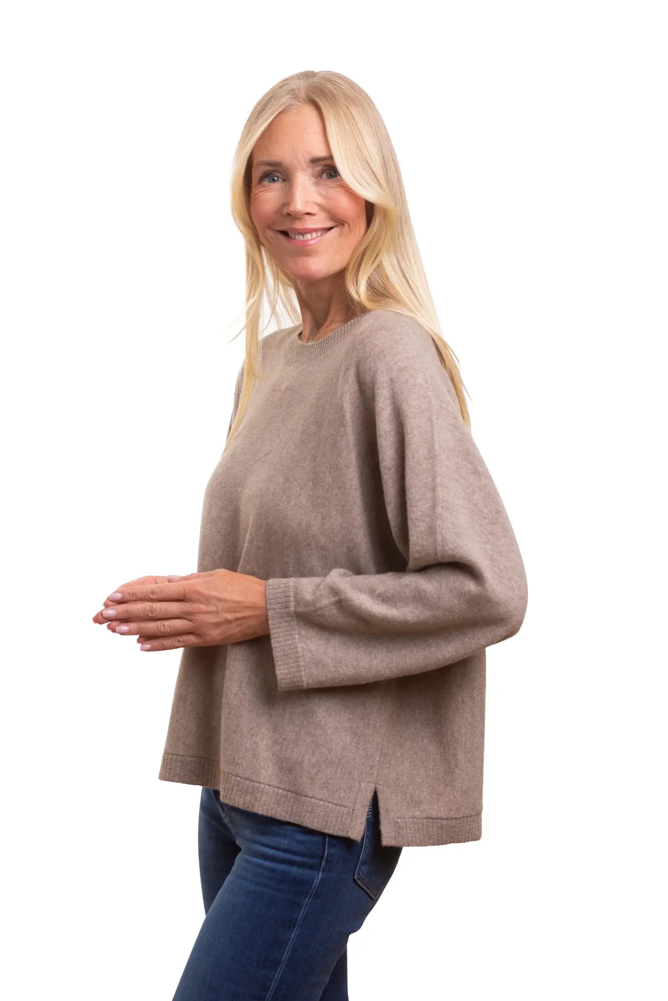 Cashmeretröja från 8 design, i rak modell med sprund i sidorna.