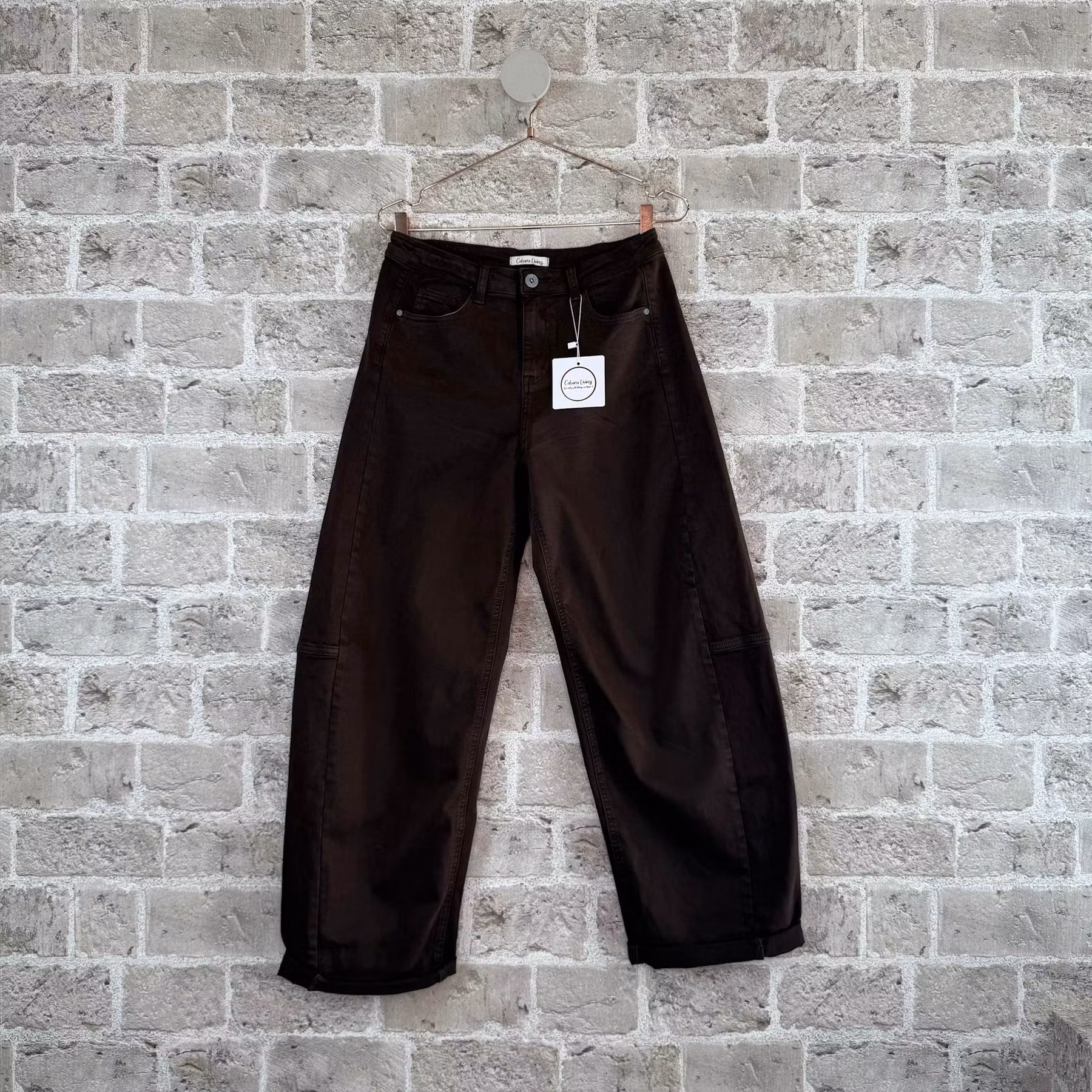 Jude Barrel jeans, byxa i vid modell med stretch och kil i benen. Cabana living.