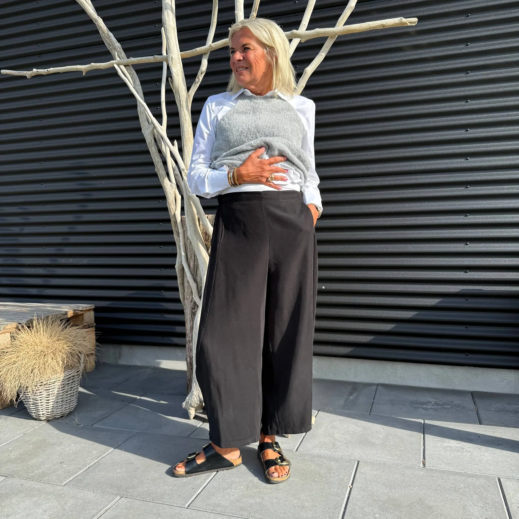 Ydis pants, en vid ballongbyxa i matt viskos, från Cabana Living.