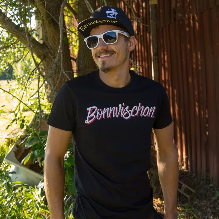 T-shirt Svart (vit/röd text)