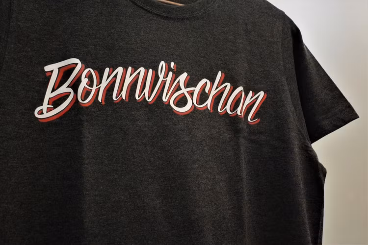 T-shirt Grå (vit/röd text)