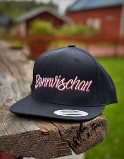 Tuff-keps med broderad vit/röd text