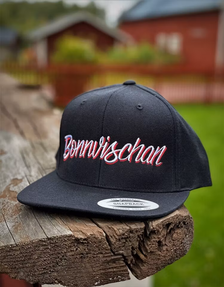 Tuff-keps med broderad vit/röd text