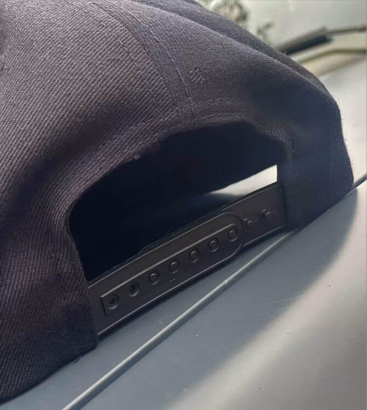 Tuff-keps med broderad vit/röd text